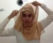 Video Terbaru cara memakai jilbab segi empat modis modern serta lengkap dari tahap-tahap pertama pemakaian kerudung ini
