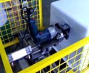 Hűtőszekrény belső műanyag kamráját munkálja meg a berendezés.nnTervezte és gyártotta: Dobák és Társa Kft