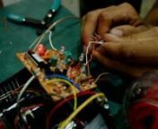 Construcción de circuitos sonoros, experimentación electrónica.