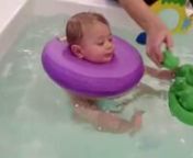 Naran disfrutando en Baby Spa Madrid de una hidroterapia gracias a nuestro exclusivo dispositivo flotante Bubby. Más información en www.tubabyspa.com ó en el teléfono 91 138 83 35.