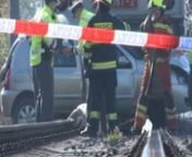 nnZřejmě nepozornost stála život 74 letého řidiče osobního auta. V pondělí krátce před polednem vjel na železniční přejezd v Rybářské ulici v Olomouci ve chvíli, kdy se tudy řítil rychlík z Brna do Šumperka. Vlak Renault Clio smetl a tlačil před sebou zhruba 200 metrů. Šofér neměl šanci přežít, přes okamžitou pomoc záchranářů těžkým zraněním na místě podlehl. Příčiny tragické nehody vyšetřují policisté a drážní inspektoři. Provoz na žel