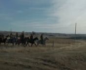 Chaque hiver, une troupe de cavaliers Sioux traverse les grandes plaines du Dakota pour commémorer le massacre de leurs ancêtres à Wounded Knee. Sur ces terres qui ne leurs appartiennent plus, les aînés tentent de transmettre aux plus jeunes leur culture, ou ce qu&#39;il en reste. Un voyage dans le temps pour reconstruire une identité perdue qui confronte l&#39;Amérique à sa propre histoire.