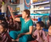 Om namah Shivaya chanten mit Schulkindern aus Vajreshwari. Es bedeutet: ich verbeuge mich vor meinem wahren Selbst.