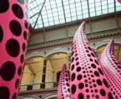 In this video, the curator of the exhibition and director of the Gropius Bau, Stephanie Rosenthal, guides you through the exhibition “Yayoi Kusama: A Retrospective”.