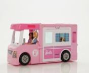 Kızlar Barbie®&#39;nin 3&#39;ü 1 arada Muhteşem Karavanı ile yola çıktıklarında, hayal güçlerinin onları götürdüğü her yere gidebilir. Birden çok dönüşüm imkanı ve saklı sürprizler oyun vaktini daha da eğlenceli kılar. Parlak pembe karavanda yapacakları ufak bir hareket yepyeni eğlence imkanları sunar. Keşfetme zamanı geldiğinde karavanın ön kısmının kilidini aç ve dört kişilik kamyoneti ortaya çıkar. Kamyonetin arka koltuğunun hemen altında, balığa çıkma