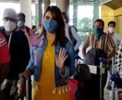 South star Samantha Akkineni touches down Mumbai for the promotions of her upcoming Hindi debut web series. The ‘Jaanu’ star gave us some major cues to style up a casual dress by teaming it with a denim jacket. Known for her fitness and beauty, the actress ditched her makeup and let her straight long tresses cascade over her shoulders. Samantha flew down to Mumbai for the promotions of her upcoming debut Hindi web series, The Family Man season 2. On the movies front, Samantha Akkineni has co