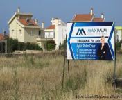 Many Iranians and Russians are currently buying apartments in Northern Cyprus—to avoid sanctions. EU laws only apply in the southern part of the island. Economists suspect that money is also being laundered.