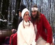 Gemma (Cecily Strong) and her boyfriend (Jason Momoa) join Gene (Kenan Thompson) and his girlfriend (Leslie Jones) on a sleigh ride.