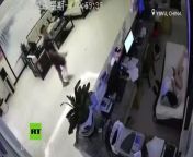 A receptionist at a hotel in Yiwu (China) made a pervert run away after he, taking advantage of the fact that she was asleep, approached her and performed touches on her buttocks. &#60;br/&#62; &#60;br/&#62;The images, captured by a security camera at the hotel reception on August 26, show the man touching the back of the sleeping woman after accessing the other side of the counter. Initially, the suspect tried to cover the victim&#39;s mouth with his hands to prevent him from screaming. However, it quickly managed to hit him and make him run away.