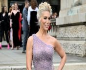 Hannah Waddingham scolds photographer for telling her to ‘show leg’ on red carpet from hannah klenotic