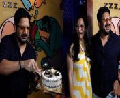 बॉलीवुड अभिनेता अरशद वारसी को अपने दोस्तों और करीबी लोगों के साथ अपना जन्मदिन मनाते हुए मुंबई में देखा गया. 19 अप्रैल को अपना बड़ा दिन मनाने वाले अभिनेता को अपनी पत्नी मारिया गोरेटी के साथ शहर के एक पॉपुलर रेस्ट्रां के बाहर देखा गया. देखिए वीडियो &#60;br/&#62; &#60;br/&#62;Bollywood actor Arshad Warsi was seen celebrating his birthday with his friends and close ones in Mumbai. The actor, who celebrated his big day on April 19, was seen with his wife Maria Goretti outside a popular restaurant in the city. watch the video &#60;br/&#62; &#60;br/&#62;#ArshadWarsi #ArshadWarsi56Birthday #ArshadWarsiBirthdayCelebration&#60;br/&#62;~PR.114~ED.120~