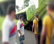 tn7-colision-bus-trailer-2-010524 from delhi sex in bus
