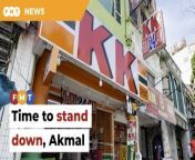 The Sabah Umno chief says Dr Akmal Saleh was told to stand down after it was revealed that KK Mart had no control over the supply of the socks and following its apology.&#60;br/&#62;&#60;br/&#62;Read More: &#60;br/&#62;https://www.freemalaysiatoday.com/category/nation/2024/04/03/umno-told-akmal-to-stand-down-on-socks-issue-says-bung/&#60;br/&#62;&#60;br/&#62;Laporan Lanjut: &#60;br/&#62;https://www.freemalaysiatoday.com/category/bahasa/tempatan/2024/04/03/umno-arah-akmal-henti-bangkit-isu-stoking-kk-mart-kata-bung/&#60;br/&#62;&#60;br/&#62;Free Malaysia Today is an independent, bi-lingual news portal with a focus on Malaysian current affairs.&#60;br/&#62;&#60;br/&#62;Subscribe to our channel - http://bit.ly/2Qo08ry&#60;br/&#62;------------------------------------------------------------------------------------------------------------------------------------------------------&#60;br/&#62;Check us out at https://www.freemalaysiatoday.com&#60;br/&#62;Follow FMT on Facebook: https://bit.ly/49JJoo5&#60;br/&#62;Follow FMT on Dailymotion: https://bit.ly/2WGITHM&#60;br/&#62;Follow FMT on X: https://bit.ly/48zARSW &#60;br/&#62;Follow FMT on Instagram: https://bit.ly/48Cq76h&#60;br/&#62;Follow FMT on TikTok : https://bit.ly/3uKuQFp&#60;br/&#62;Follow FMT Berita on TikTok: https://bit.ly/48vpnQG &#60;br/&#62;Follow FMT Telegram - https://bit.ly/42VyzMX&#60;br/&#62;Follow FMT LinkedIn - https://bit.ly/42YytEb&#60;br/&#62;Follow FMT Lifestyle on Instagram: https://bit.ly/42WrsUj&#60;br/&#62;Follow FMT on WhatsApp: https://bit.ly/49GMbxW &#60;br/&#62;------------------------------------------------------------------------------------------------------------------------------------------------------&#60;br/&#62;Download FMT News App:&#60;br/&#62;Google Play – http://bit.ly/2YSuV46&#60;br/&#62;App Store – https://apple.co/2HNH7gZ&#60;br/&#62;Huawei AppGallery - https://bit.ly/2D2OpNP&#60;br/&#62;&#60;br/&#62;#FMTNews #KKmart #BungMoktar #AkmalSaleh #UmnoSabah
