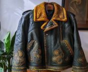 Prompt Midjourney : an elegant rustic leather dark green jacket with mustard yellow paisley details men oversize --v 6.0