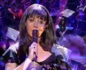 SARAH BRIGHTMAN: IN CONCERT — TÚ QUIERES VOLVER (GYPSY KINGS) SONY MUSIC PUBLISHING. &#60;br/&#62;&#60;br/&#62;Starring: Sarah Brightman &#60;br/&#62;The English National Orchestra &#60;br/&#62;Leader: Matthew Scrivener &#60;br/&#62;Conducted by Paul Bateman &#60;br/&#62;Archives Footage Courtesy of PolyGram Video International &#60;br/&#62;Pearson Television International &#60;br/&#62;The Really Useful Theatre Company &#60;br/&#62;Eastwest Records GmbH &#60;br/&#62;BMG Entertainment UK &amp; Ireland Ltd &#60;br/&#62;Andrea BocelliAppears Courtesy of Insieme Records &amp; PolyGram Records &#60;br/&#62;Mixed by Alex ‘Hotmits’ Marcou at Abbey Road Studios &#60;br/&#62;Audio Post Production: David Wolley &#60;br/&#62;Edited by Elliot McAffery &#60;br/&#62;David Mallet &#60;br/&#62;Tim Waddell &#60;br/&#62;Executive Producers: Frank Peterson &#60;br/&#62;Sarah Brightman &#60;br/&#62;Producer: Rocky Oldham &#60;br/&#62;Director: David Mallet &#60;br/&#62;A SERPENT FILMS PRODUCTIONS &#60;br/&#62;© 1997 Peterson / Brightman &#60;br/&#62;DVD ~ SARAH BRIGHTMAN: IN CONCERT &#60;br/&#62;Film (1998) &#60;br/&#62;Directed By David Mallet &#60;br/&#62;Produced By Rocky Oldham For SERPENT FILM LTD. &#60;br/&#62;Photography: Simon Fowler. Design: STT! &#60;br/&#62;© 1997 Peterson / Brightman &#60;br/&#62;Packging © 1999 WEA INTERNATIONAL INC., A WARNER MUSIC GROUP COMPANY. &#60;br/&#62;ANDREA BOCELLI appears by courtesy of INSIEME S.R.L. &amp; POLYGRAM RECORDS. &#60;br/&#62;® “ANDREW LLOYD WEBBER” Is a Registered Trademark Owned by ANDREW LLOYD WEBBER. &#60;br/&#62;Manufactured In GERMANY &#60;br/&#62;W. WARNER MUSIC FACTURING EUROPE &#60;br/&#62;E EXEMPT FR0M CLASSIFICATION&#60;br/&#62;3984-21400-2&#60;br/&#62;WARNER MUSIC VISION&#60;br/&#62;Label: Warner Music Entertainment &#60;br/&#62;Picture Format: PAL 16:9 &#60;br/&#62;Region Code: 2/3/4/5/6 &#60;br/&#62;Disc Format: DVD-5 &#60;br/&#62;Dolby Digital 5.1 Surround Sound &#60;br/&#62;PCM Stereo &#60;br/&#62;LINEAR PCM STEREO &#60;br/&#62;&#39;Dolby&#39; and the double-D symbol are trademarks of Dolby Laboratories Licensing Corporation.&#60;br/&#62;Freigegeben &#60;br/&#62;ohne &#60;br/&#62;Altersbeschränkung &#60;br/&#62;gemäß § 7 &#60;br/&#62;JÖSchG &#60;br/&#62;FSK&#60;br/&#62;Duration: 4:26