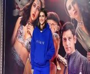 Bollywood Diva Kriti Sanon, who is currently awaiting the release of Rajesh A Krishnan’s women-centric drama Crew, kept it chic in a blue hoodie. The actress styled her wavy tresses into a bob and opted for soft makeup to balance the look. Her fans adore her sweet yet stylish fashion avatar and her videos are rapidly going viral on social media.&#60;br/&#62;&#60;br/&#62;#kritisanon #kritisanonbluehoodie #murdermubarak #crew #viralvideo #trending #entertainmentnews #bollywood