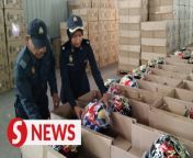 A total of 268 counterfeit &#39;Arai&#39; brand helmets, valued at RM70,240, were seized in Penang. &#60;br/&#62;&#60;br/&#62;The Domestic Trade and Cost of Living Ministry conducted the seizure during a raid at a premises in Bukit Mertajam on Tuesday (March 19).&#60;br/&#62;&#60;br/&#62;Read more at https://tinyurl.com/jpexfvpn&#60;br/&#62;&#60;br/&#62;WATCH MORE: https://thestartv.com/c/news&#60;br/&#62;SUBSCRIBE: https://cutt.ly/TheStar&#60;br/&#62;LIKE: https://fb.com/TheStarOnline