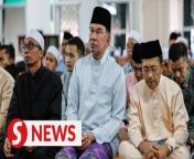 Prime Minister Datuk Seri Anwar Ibrahim joined nearly 500 congregants for Friday prayers at the Bandar Utama Batang Kali Mosque in Selangor, on Friday (April 12).&#60;br/&#62;&#60;br/&#62;Read more at https://tinyurl.com/ymhjfjmh&#60;br/&#62;&#60;br/&#62;WATCH MORE: https://thestartv.com/c/news&#60;br/&#62;SUBSCRIBE: https://cutt.ly/TheStar&#60;br/&#62;LIKE: https://fb.com/TheStarOnline