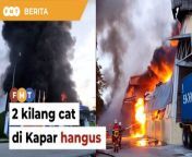 Dua kilang cat di Taman Perindustrian Meru, Kapar, musnah dalam sebuah kebakaran awal pagi tadi.&#60;br/&#62;&#60;br/&#62;Read More: https://www.freemalaysiatoday.com/category/nation/2024/04/29/fire-destroys-2-paint-factories-in-kapar/&#60;br/&#62;&#60;br/&#62;Laporan Lanjut: https://www.freemalaysiatoday.com/category/bahasa/tempatan/2024/04/29/2-kilang-cat-di-kapar-hangus-dijilat-api/&#60;br/&#62;&#60;br/&#62;Free Malaysia Today is an independent, bi-lingual news portal with a focus on Malaysian current affairs.&#60;br/&#62;&#60;br/&#62;Subscribe to our channel - http://bit.ly/2Qo08ry&#60;br/&#62;------------------------------------------------------------------------------------------------------------------------------------------------------&#60;br/&#62;Check us out at https://www.freemalaysiatoday.com&#60;br/&#62;Follow FMT on Facebook: https://bit.ly/49JJoo5&#60;br/&#62;Follow FMT on Dailymotion: https://bit.ly/2WGITHM&#60;br/&#62;Follow FMT on X: https://bit.ly/48zARSW &#60;br/&#62;Follow FMT on Instagram: https://bit.ly/48Cq76h&#60;br/&#62;Follow FMT on TikTok : https://bit.ly/3uKuQFp&#60;br/&#62;Follow FMT Berita on TikTok: https://bit.ly/48vpnQG &#60;br/&#62;Follow FMT Telegram - https://bit.ly/42VyzMX&#60;br/&#62;Follow FMT LinkedIn - https://bit.ly/42YytEb&#60;br/&#62;Follow FMT Lifestyle on Instagram: https://bit.ly/42WrsUj&#60;br/&#62;Follow FMT on WhatsApp: https://bit.ly/49GMbxW &#60;br/&#62;------------------------------------------------------------------------------------------------------------------------------------------------------&#60;br/&#62;Download FMT News App:&#60;br/&#62;Google Play – http://bit.ly/2YSuV46&#60;br/&#62;App Store – https://apple.co/2HNH7gZ&#60;br/&#62;Huawei AppGallery - https://bit.ly/2D2OpNP&#60;br/&#62;&#60;br/&#62;#BeritaFMT #KilangCat #Kapar