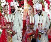 TV Actress and Krushna Abhishek Sister Arti Singh married to Dipak Chauhan. In the Video, the newly wed couple first public appearance after wedding. While the Family distributes sweets to the media. &#60;br/&#62; &#60;br/&#62;#artisinghdipakchauhanfirstweddingvideo #artisinghafterweddingfirstvideo #artisinghnewstoday &#60;br/&#62;~PR.111~ED.284~