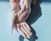 In the world of beauty, old-school tricks still shine. The cotton glove method, a classic, is making a comeback. Buzz60’s Maria Mercedes Galuppo has the story.